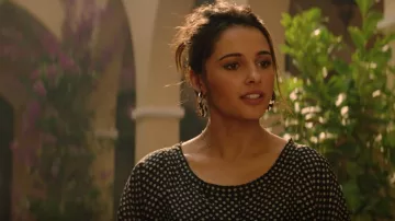 Pendientes redondos en blanco y negro que lleva Elena Houghlin (Naomi Scott) en Los ángeles de Charlie