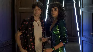 La chemise noires à fleurs portée par Langston (Noah Centineo) dans Charlie's Angels