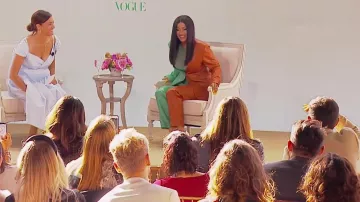 La veste en cuir bicolore verte et cognac de Cardi B dans la vidéo Cardi B on Raising Her Daughter, Bernie Sanders, and Coordinating Outfits with Offset de Vogue