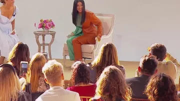 Le pantalon cuir vert et cognac de Cardi B dans la vidéo Cardi B on Raising Her Daughter, Bernie Sanders, and Coordinating Outfits with Offset de Vogue