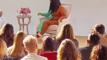 Les Escarpins blancs Christian Louboutin de Cardi B dans la vidéo Raising Her Daughter, Bernie Sanders, and Coordinating Outfits with Offset de Vogue