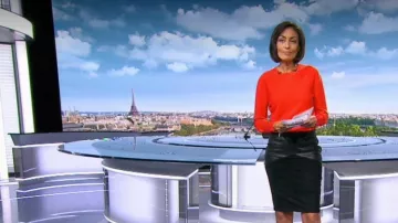 Falda de cuero negro bimaterial de Leïla Kaddour-Boudadi en Journal de 13 heures