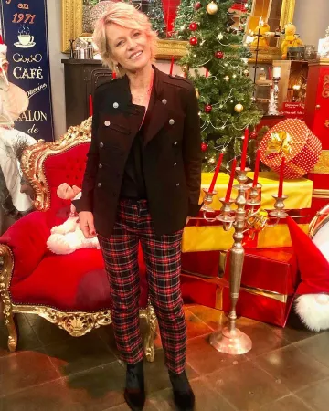 Chaqueta de cuello de oficial de algodón elástico negro de Sophie Davant en la cuenta de Instagram de @sophie_davant