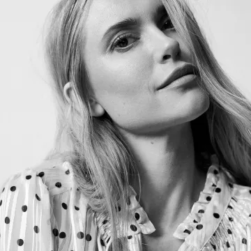 The white blouse polka dot black, worn by Perniille on the account Instagram of @pernilleteisbaek 