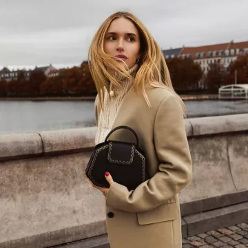 El bolso Garland negro de Cartier que lució Pernille en la cuenta de Instagram de @pernilleteisbaek