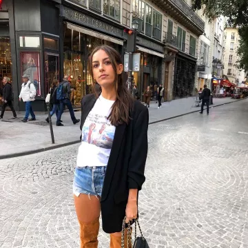 The blazer, long black worn by Emily on the account Instagram of @amelie.dias 