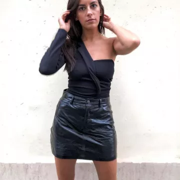 The miniskirt of black leather, worn by Emily on the account Instagram of @amelie.dias 