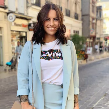La camiseta con el logotipo floral de Levi's usada por Chloé en la cuenta de Instagram de @chloe_letellier 
