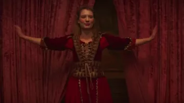 Rouge Médiévale robe portée par Judy (Mia Wasikowska) comme on le voit dans Judy & Punch