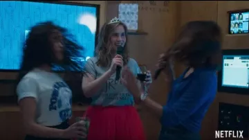 La falda de tul rojo de Emilie (Joséphine Draï) en Plan Cœur (S02E05)
