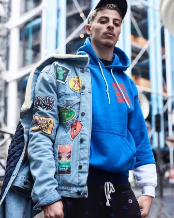 Le sweat bleu de PRIME sur son compte Instagram @primetimefut