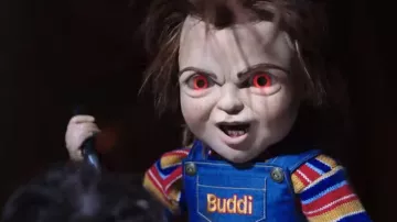 Buddi cosplay de Chucky (Mark Hamill) como se ve en Child's Play