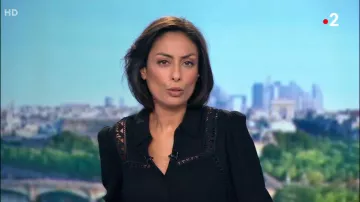 The shirt in crepe, fluid and light,stripes, tone on tone embroidered front and on the back of Leïla Kaddour-Boudadi in the Journal of 13 hours the 13.10.2019