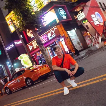 Le t-shirt orange porté par Prime sur son compte Instagram