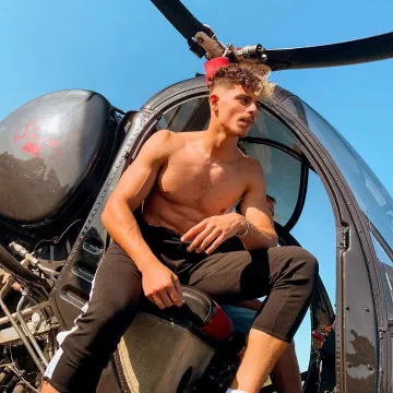 Le pantalon de survêtement noir à bandes blanches de PRIME sur son compte Instagram @primetimefut