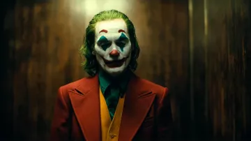The disguise of Arthur Fleck (Joaquin Phoenix) in Joker