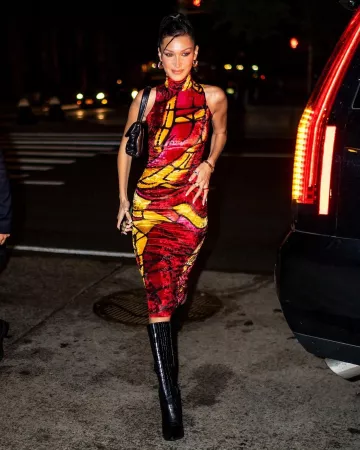 Botas de cuero negro usadas por Bella Hadid en su fiesta de cumpleaños