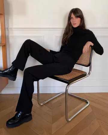 Le top noir à col montant de Leia sur le compte Instagram de @leiasfez