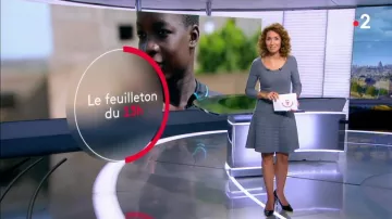 El vestido corto de malla gris texturizado de Marie-Sophie Lacarrau en Journal de 13 heures