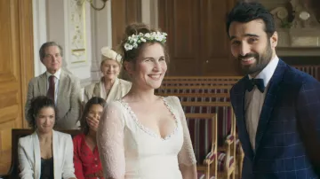 La corona de flores de Emilie (Joséphine Draï) en Plan Cœur (S02E06)
