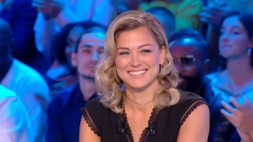 Traje pantalón negro de Laure Boulleau en canal Football Club