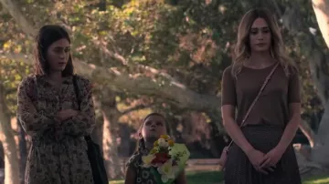 Brown t-shirt worn by Elizabeth Perkins as seen in Truth be told (Season 1)