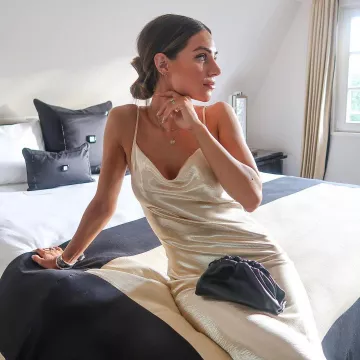 Vestido slip de seda marfil de Lydia Miller en la cuenta de Instagram @lydiaemillen