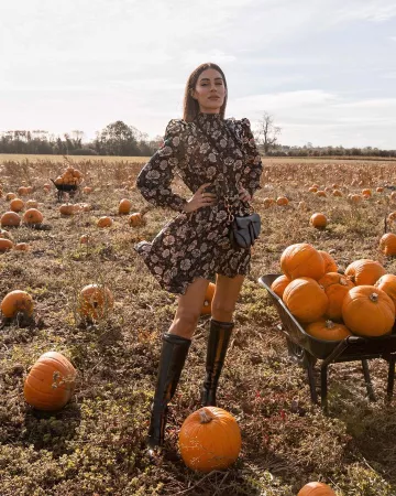 Botas de cuero negro hasta la rodilla de Lydia Miller en la cuenta de Instagram @lydiaemillen