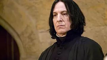 El traje de Severus Rogue (Alan Rickman) en Harry Potter en la Escuela de Hechiceros