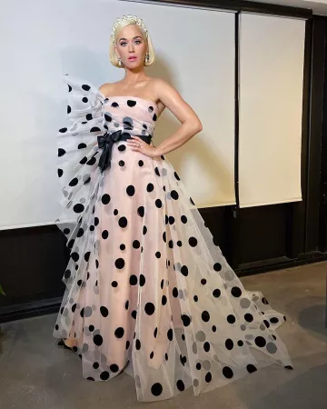 The polka dot dress of Katy Perry on his account Instagram @katyperry