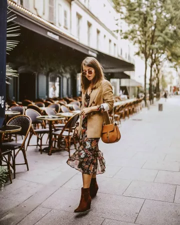 La robe fleurie de elodieinparis sur le compte Instagram de @elodieinparis