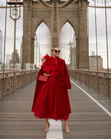 Rouge manteau de Blaire Eadie sur l'Instagram account @blaireadiebee