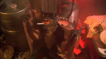 The replica of the doll Gremlins in sun glasses in Gremlins