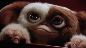 Doll dancing Gizmo in Gremlins