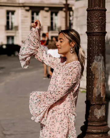 The pink dress Pauline Gandolfini on the account Instagram of @blondiiebaby
