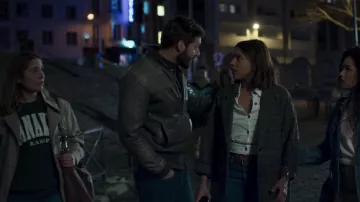 Le manteau gris à carreaux de Elsa (Zita Hanrot) dans la série Plan Cœur (S02E02)