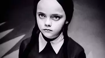 La réplique de la tenue portée par Wednesday Addams (Christina Ricci) dans La Famille Addams