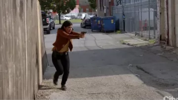 Dr Marten'1460 Bottes portées par Vanessa Rojas) dans Chicago P. D. Saison 7 Épisode 3