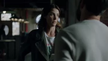 Blanc Aloha t-shirt porté par Dex Parios (Cobie Smulders) dans Stumptown Saison 1 Épisode 3