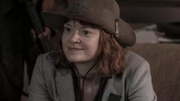 The hat worn by Virginia (Colby Minifie) in Fear The Walking Dead (S05E14)