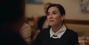 Teoría White Silk Dot Camisa recta usada por Delia (Michaela Watkins) en The Unicorn Temporada 1 Episodio 3