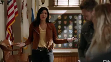 Madewell Whisper Cotton V Neck Pocket Tee usado por Vanessa Rojas (Lisseth Chavez) Chicago P.D. Temporada 7 Episodio 3