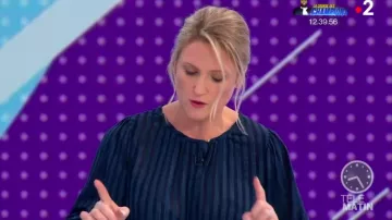 La camisa de cuello redondo a rayas abotonada en algodón mixto azul de Mélanie Griffon en Télématin el 14.10.2019