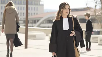 El bolso beige que lleva Olivia (Laëtitia Milot) en Olivia Temporada 1