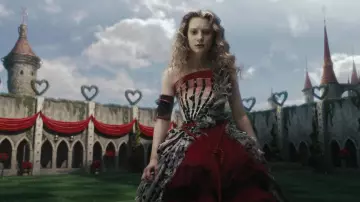 Le costume rouge de Alice Kingsleigh (Mia Wasikowska) dans Alice au pays des merveilles