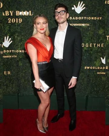 Jimmy Choo anouk bombas metálicas doradas usadas por Hilary Duff Adopt Together Baby Ball Gala 12 de octubre de 2019