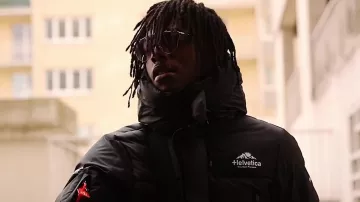 La doudoune noire Helvetica de Koba LaD dans son clip Marie
