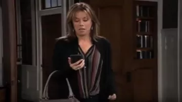 Velvet de Graham & Spencer Nessa Lurex Blusa de rayas usada por Alexis Davis (Nancy Lee Grahn) vista en general Hospital 11 de octubre de 2019