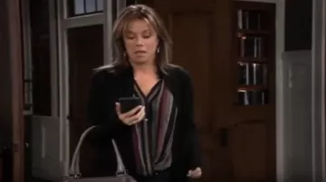 Rebecca minkoff triangle d'enfilage de boucles d'oreilles portées par Alexis Davis (Nancy Lee Grahn), comme on le voit sur l'Hôpital Général le 11 octobre 2019