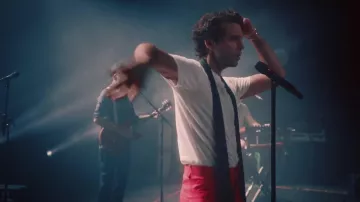 La camiseta blanca que lleva Mika en su vídeo musical Tomorrow